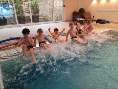 Aufwärmen bevor es los geht - Schwimmschüler spritzen mit Wasser
